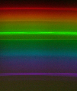 Es posible ver el sepectro de las lineas de mercurio, pincipalmente en la linea verde, que se encuentra en la mayoria de los tubos fluorescentes
