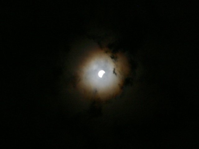 corona around the eclipsed moon, 2004/10/27